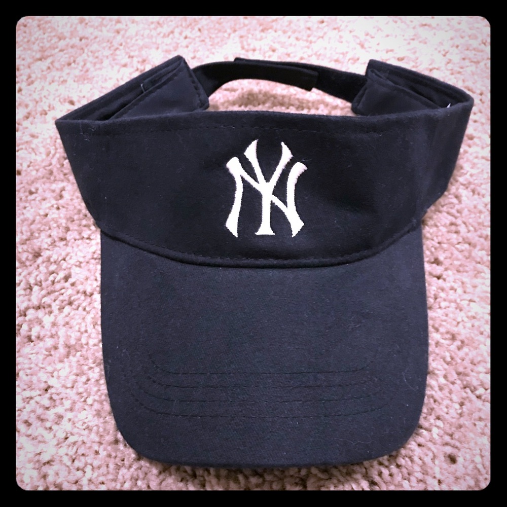 NWOT New York Yankees Visor!